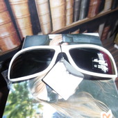 Солнцезащитные поляризованные очки в белой оправе с дельфинчиком. Спортивная модель. UV400