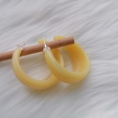 Желтые пластиковые серьги-кольца