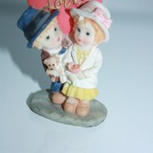 Игрушка статуэтка, сувенир Влюбленные мальчик и девочка с сердечком
