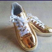 Крутые золотистые кроссовки, размер 31, стелька 20 см. Легкие и удобные.