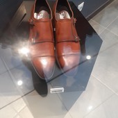 Натуральный замша снаружи и кожа внутри туфли, лоферы (фото 1 с бутика в котором покупали)обуты 3 р