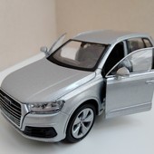 Машинка коллекционная инерционная Audi Q7 с резиновыми колесами