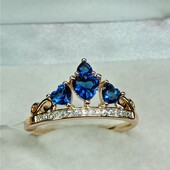 Очаровательное кольцо корона с синими фианитами и цирконами.Позолота 585 пробы 18К.Размер 19,5.