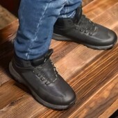 Мужские зимние ботинки кроссовки меховые на шнуровке в чёрном цвете.
