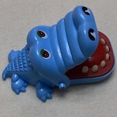 Новая игрушка крокодил кусачка ( нажимаешь на больной зуб и он кусает)