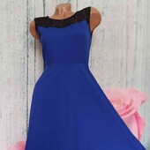 Синее платье с кружевом