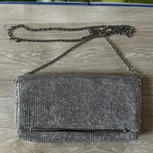 Нарядна серебристая сумка клатч на цепочке