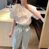Стильна жіноча футболка вільного фасону, з ажурним комірцем