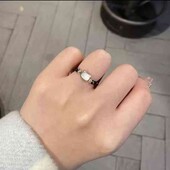 каблучка котик тягнеться