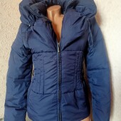 Пуховик б/у темно синього кольору S в гарному стані. Піряна