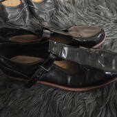 Clarks uk7 D, 41р лакові закриті туфельки з ремінцем
