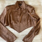 Короткий атласный пиджак шоколадного цвета
