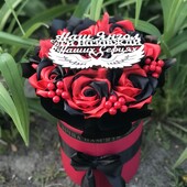 Композиція з атласних квітів