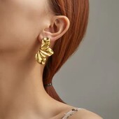 Великі пелюстки квітів, гладкі металеві сережки-підвіски