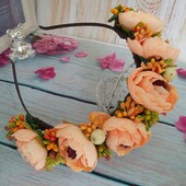 венок из шикарных цветов ранункулюсы