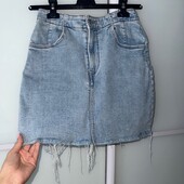 Bershka high waist джинсова спідниця з високою талією зі стрьопками по низу. Джинс стрейчевий