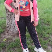 Яркий спортивный костюм