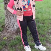 Яркий спортивный костюм