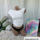 Цікава футболка з кільцем на плечі