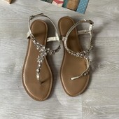 Красивые босоножки с камнями
