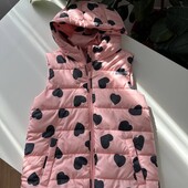 Класна утеплена жилетка в сердечки на дівчинку 9-10 р.