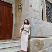 Спідниця міді та укорочений топ із довгими рукавами та красиво сідає по фігурі.