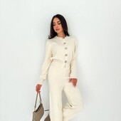 Трикотажний костюм з укороченим жакетом у стилі old money.