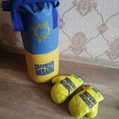 Боксерська груша з рукавицями.