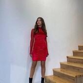 Нарядное велюровое платье в красном цвете. Фото реальное