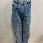 Стильні жіночі джинси з розрізами.