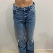 Модні джинси з прорізами.