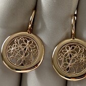 Яркая и нежные серьги с резным узором ,очень нежные!Смотрятся как золотые