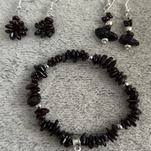 Новинка!Красивый браслет резинка и 2 пары сережек,Гранат