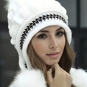 Біла шапка з бубонами