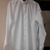 Рубашка мужская кремового цвета.