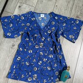 Мила блуза у квіти на запах збоку завʼязка бант