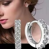 Изящные аккуратные серебряные серьги 925 пробы с циркониями..