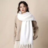 Білосніжний теплий мякий шарф з китицями