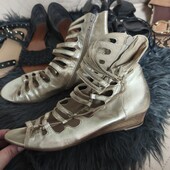 Clarks, uk 6D золотисті босоніжки