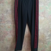 Штани з лампасами на манжетах.