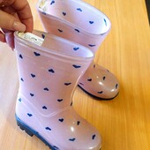 гарнесенькі гумові чоботи для дівчинки в чудовому стані