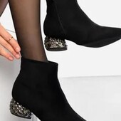 Женские замшевые ботинки ботильоны утеплены флисом на молнии в чёрном цвете.