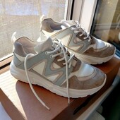 Кросівки. Натуральна шкіра. Устілка від краю до краю 23,7 см. В гарному стані.