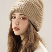 Затишна зимова жіноча шапка , комфорт та стиль