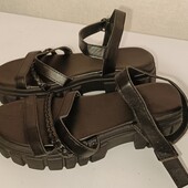 Сандалі жіночі