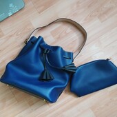 Гарна сумка з косметичкою в наборі.