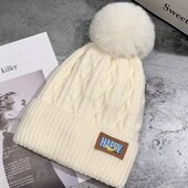 Стильна тепла шапка молочного кольору, у трендовому стилі