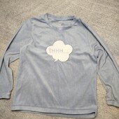 сіра флісова піжамна сорочка з довгими рукавами та написом "SHHH..." .