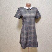 Сукня в клітинку з білим комірцем