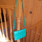 Зелена сумка на плече з довгою ручкою стан ідеальний